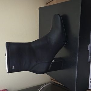 DKNY Women's Nappa Classic Heeled Boot Fashion Size 6.5